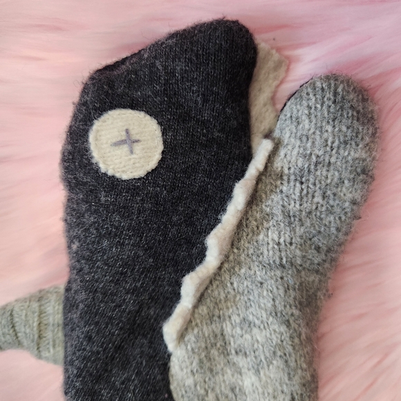 Funny Shark Bite Slippers 100% Wool Grippers Bottom Size 7 Womens - Picture 2 of 3